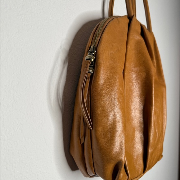 Hobo Divine Shoulder Bag Tan Adjustable Strap Soft Leather - Picture 4 of 9